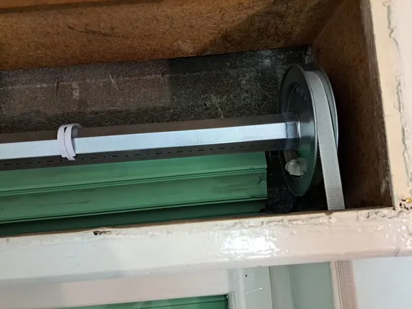 Rullo ottagonale in acciaio nuovo con puleggia, sostituzione del rullo di una tapparella a Modena