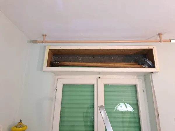 Rullo di legno spezzato nel cassonetto: tapparella caduta da riparare a Modena
