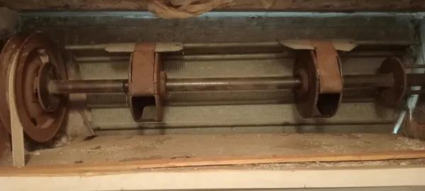 Rullo di una tapparella nel cassonetto aperto durante una riparazione a Modena