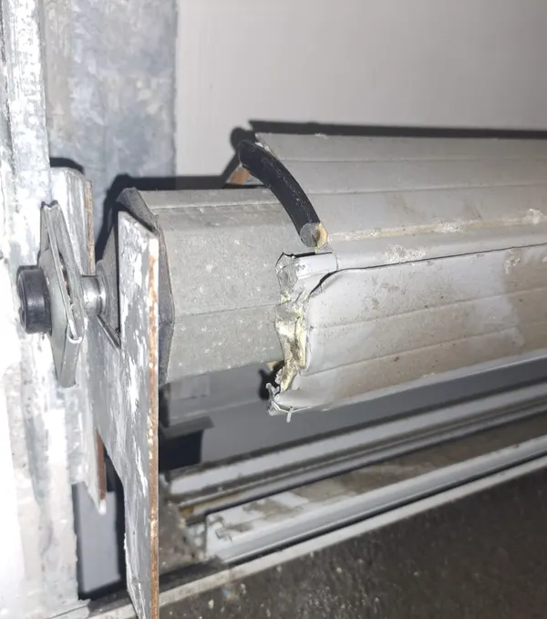 Stecca strappata all'attacco del rullo di una tapparella elettrica a Modena