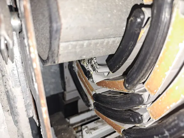 Telo in alluminio avvolto sul rullo con motore tubolare e stecca danneggiata, Modena